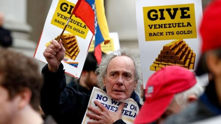 En 2019, el Banco de Inglaterra congeló el acceso del gobierno de Venezuela a las reservas de oro, lo que ocasionó protestas entre simpatizantes de Maduro. Foto: GETTY IMAGES