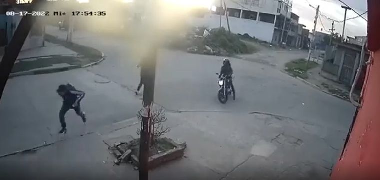 El estudiante intentó escapar de los motochorros Foto: Captura de video
