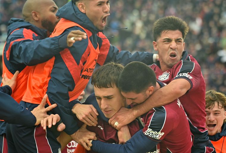 Todo San Lorenzo salió disparado a abrazar a Rodrigo Auzmendi, autor del gol que valió el triunfo ante Unión.