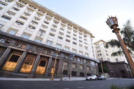 El Ministerio de Economía ajusta los números para sostener el superávit Foto: Juan Mateo Aberastain Zubimendi/MDZ