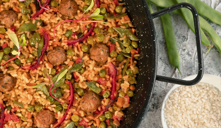 Cada región adapta la receta de paella valenciana según sus ingredientes locales. Cada región adapta la receta de paella valenciana según sus ingredientes locales.