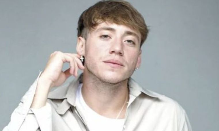 Paulo Londra tiene un nuevo amor. Se lo vio al joven cantante a los besos en un boliche.