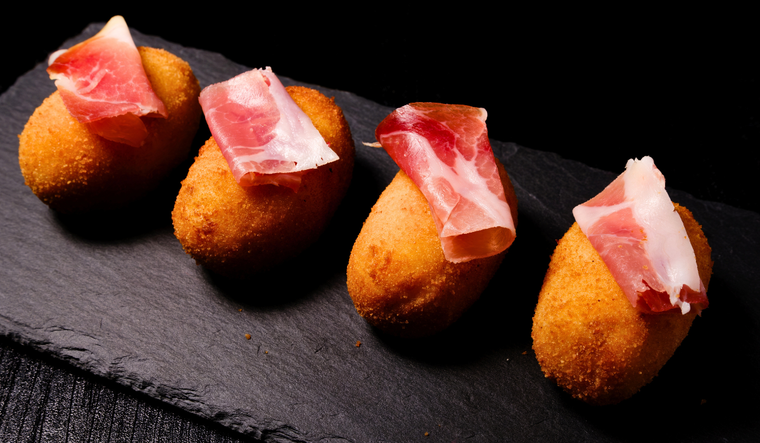 En algunos hogares españoles, preparar esta receta es una tradición familiar transmitida de generación en generación. En algunos hogares españoles, preparar esta receta es una tradición familiar transmitida de generación en generación.