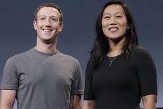 El dueño de la red, Mark Zuckerberg, aquí con su esposa, Priscilla Chan. Foto: Ap.