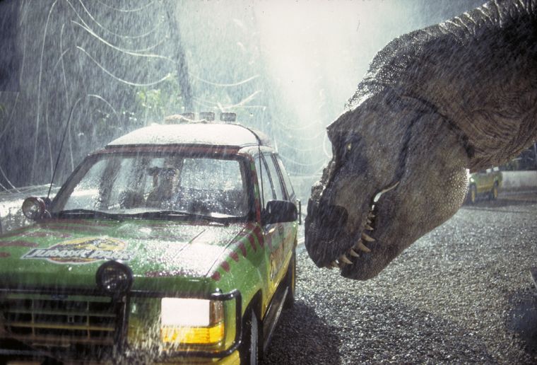Jurassic Park fue dirigida por el cineasta Steven Spielberg y estrenada en 1993.