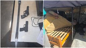 Las armas blancas y réplicas de pistolas secuestradas durante el procedimiento en Maipú.&nbsp;