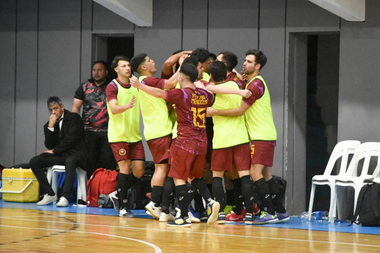 Mendoza igualó sobre la hora en su debut en Comodoro Rivadavia. Foto: Fefusa Mendoza