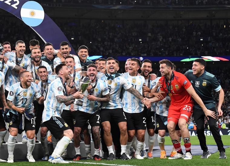 El Dibu con la 1 de Armani. Foto: EFE