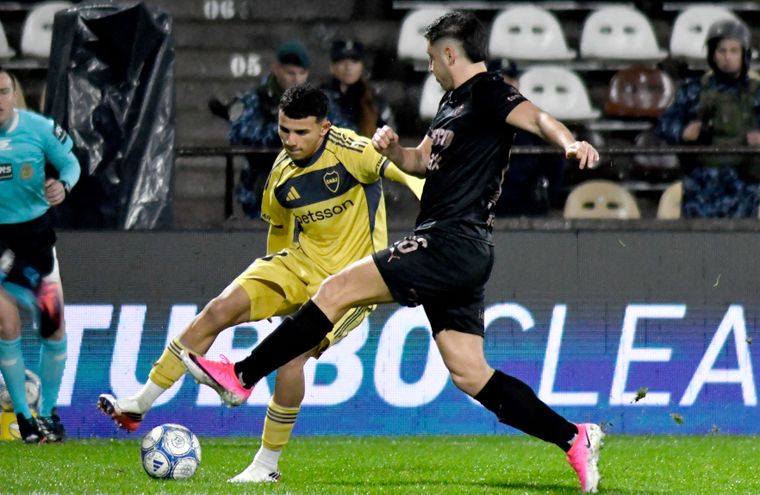 Leonel Flores desborda y saca el centro ante la marca de un defensor de Platense.