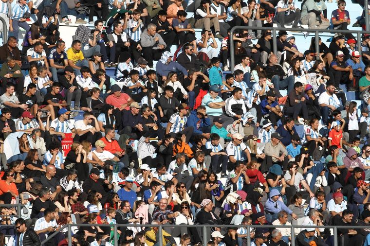 El público argentino copó San Juan. Foto: EFE