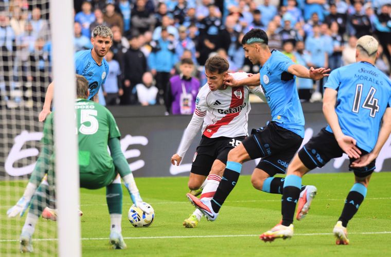 River se puso en ventaja rápidamente en Córdoba y se encamina al ser campeón del Torneo Apertura.&nbsp;