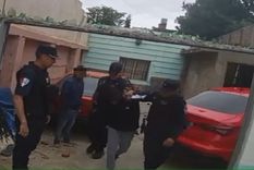 Los menores fueron aprehendidos este miércoles tras una persecución policial en la que chocaron el auto que acababan de robar. Foto: gentileza El Doce.