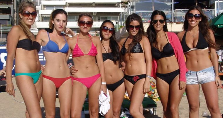 Las reinas de la playa: Ale Magallanes, Sofía Barrera, Luz Ansaldi, Vanina Mazzone, Eliana Santucho, Belén Fizzolo y Vani Casares. Foto: MDZ
