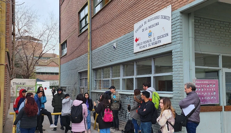 Alumnos realizaron una protesta en la puerta de la institución en contra de la reincorporación del joven condenado por un crimen Foto: NA