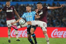 Martínez disputa la pelota con Nery Domínguez. Foto: FotoBaires Martínez disputa la pelota con Nery Domínguez. Foto: FotoBaires