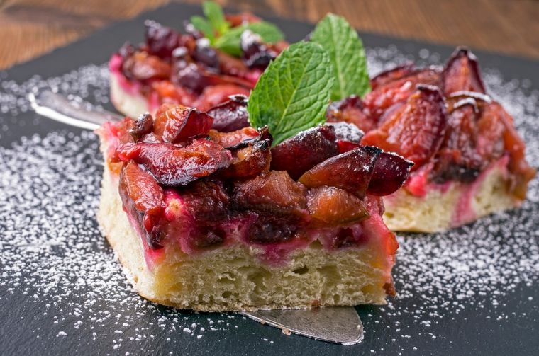 Al hornearse, las ciruelas liberan azúcares naturales que intensifican su dulzura y jugosidad en esta receta. Al hornearse, las ciruelas liberan azúcares naturales que intensifican su dulzura y jugosidad en esta receta.