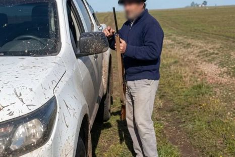 se metieron a cazar a un campo sin permiso y el dueno les disparo: mato a una perra