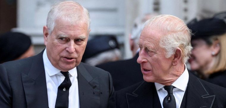 Tras la aparición de su hermano en los archivos de Jeffrey Epstein, Carlos III colaboraría con las autoridades.