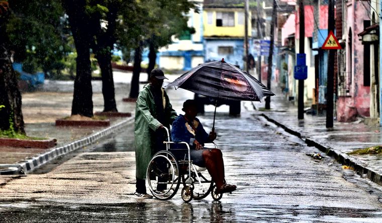 El huracán ha dejado muchos daños en la isla de Cuba. Foto Efe