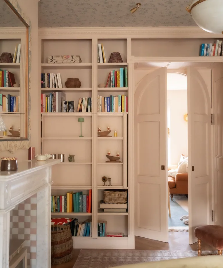 En esta foto, un rosa neutro en un comedor o sala de estar, equilibrando el ambiente con una sensación sobria y minimalista. Foto: Alice Gaskell para Alice Grace Design Ltd. En esta foto, un rosa neutro en un comedor o sala de estar, equilibrando el ambiente con una sensación sobria y minimalista. Foto: Alice Gaskell para Alice Grace Design Ltd.
