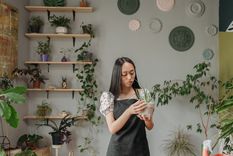 Decorar con plantas tanto en el exterior como en el interior del hogar es tendencia. Foto: Pexels