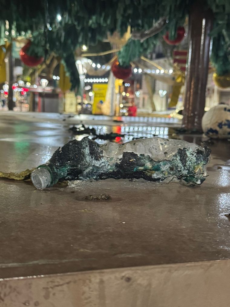 La botella que originó el incendio del árbol de Navidad de la Peatonal Sarmiento.&nbsp;