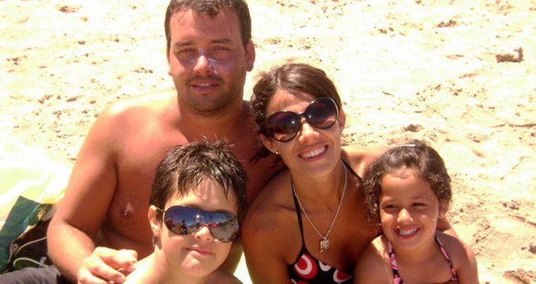 Vacaciones en familia: el jefe de la casa junto a su esposa, Daniela Fernández y sus hijos,  Ignacio y Luana Penesi. Foto: Gentileza