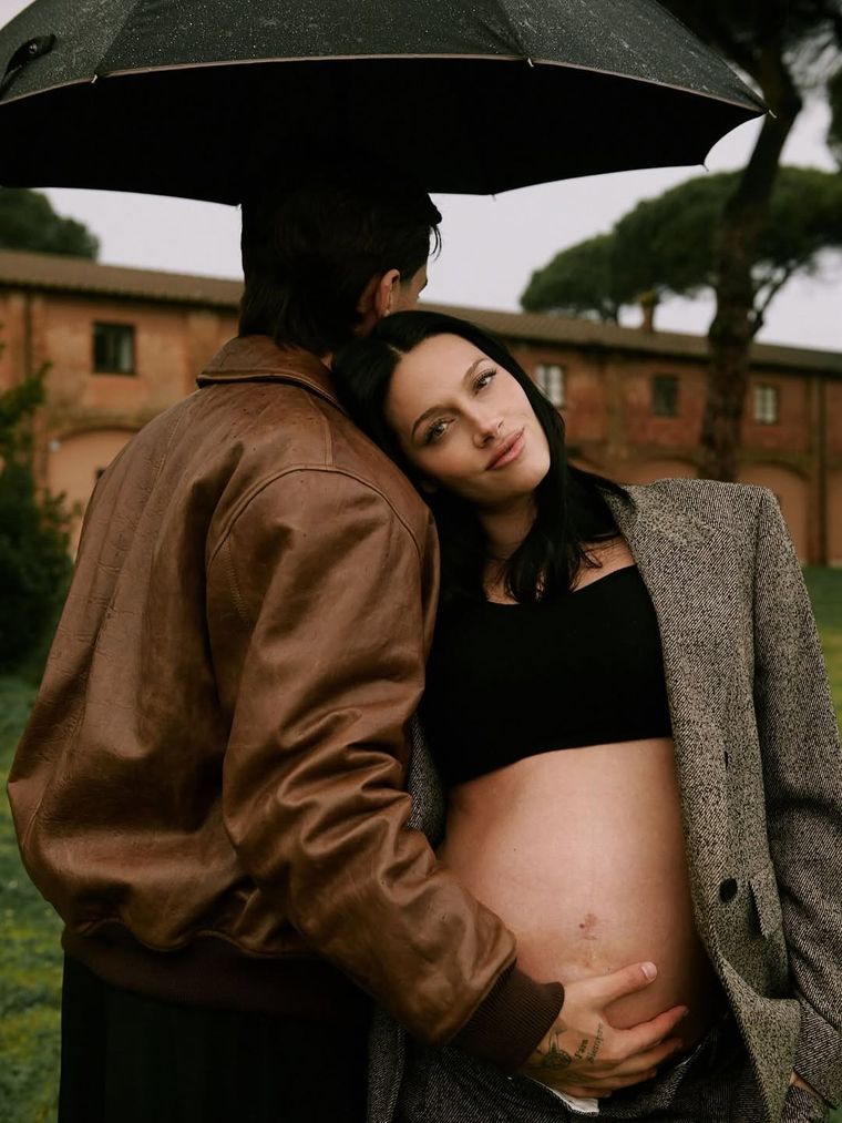 Mirá el look de Oriana Sabatini que da protagonismo a su embarazo.