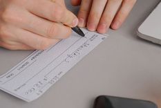 El Gobierno busca dejar los cheques físicos y adoptar los electrónicos.