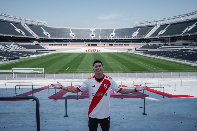 Maxi Meza posa en la popular del estadio Monumental. Foto: @RiverPlate