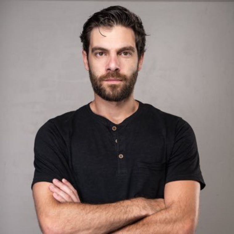 Cimminelli es actor y periodista. Cimminelli es actor y periodista.