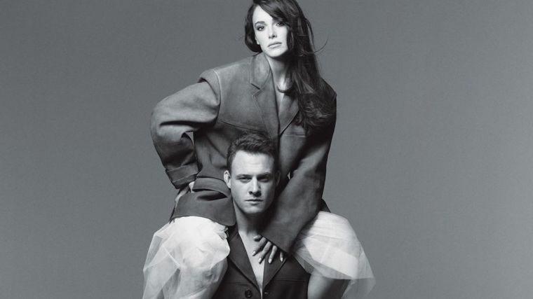 Kerem Bürsin y Hafsanur Sancaktutan Fanáticas sin barreras. Foto: Fuente: Imagen @lofficielturkiye @turanertekin