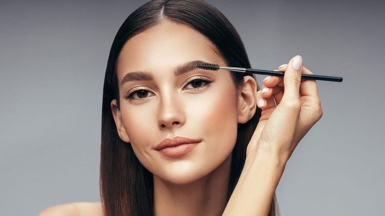 Haz tu propio efecto cejas laminadas con fijador de cabello. Foto: Loreal París