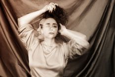 Paula Neder presenta La Fuerza, a guitarra y voz. PH:  Ju Morales López y Luli Interllige.