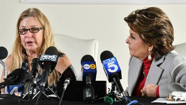 Mamie Mitchell (izquierda) y su abogada Gloria Allred hablaron con los medios de comunicación el miércoles Foto: GETTY IMAGES