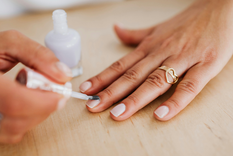 El primer paso para lucir uñas hermosas es priorizar su salud.&nbsp;