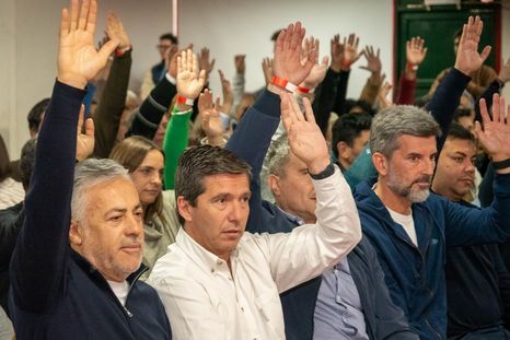 Congreso partidario de la UCR. Alfredo Cornejo y Andrés Lombardi Congreso partidario de la UCR. Alfredo Cornejo y Andrés Lombardi