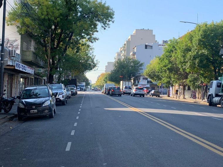 Autos estacionados en Avenida Triunvirato minutos después de las 9 de la mañana Foto: Milagros Moreni