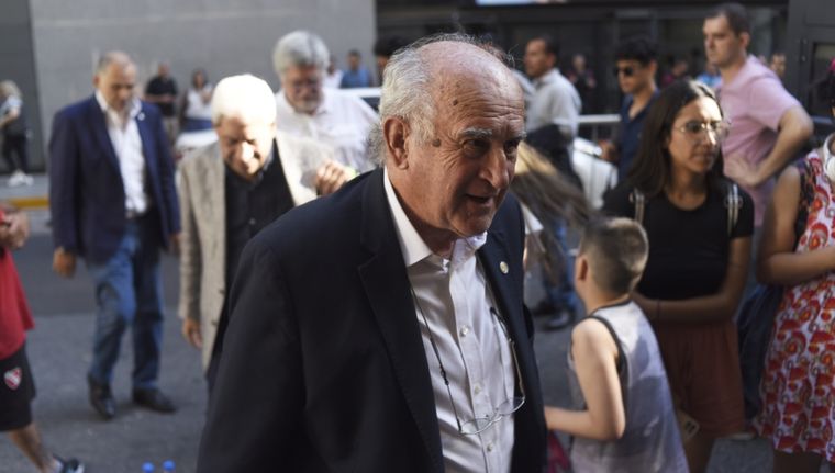 Oscar Parrilli. El senador ya es habitué del podio para las peores imágenes en las encuestas de CB Consultora. Oscar Parrilli. El senador ya es habitué del podio para las peores imágenes en las encuestas de CB Consultora.