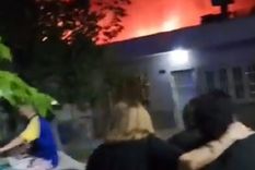 Bomberos de Las Heras y del Cuartel Central trabajaron para contener el incendio. Bomberos de Las Heras y del Cuartel Central trabajaron para contener el incendio.