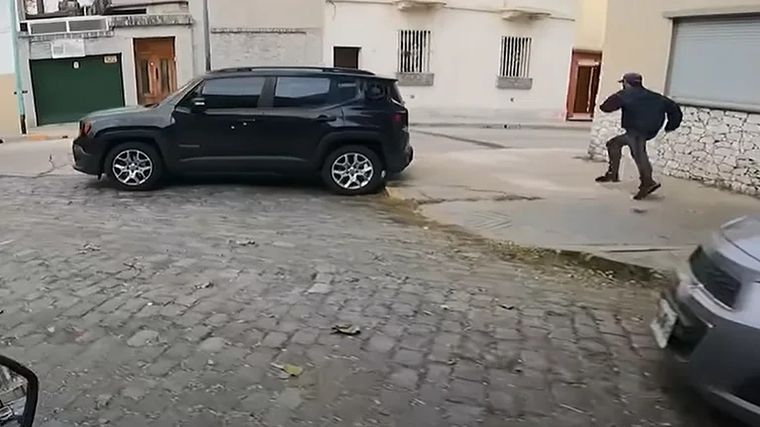 El ladrón fue perseguido hasta que lanzó el celular