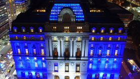 El hombre había sido descubierto por las autoridades grabando a las niñas. El hombre había sido descubierto por las autoridades grabando a las niñas.