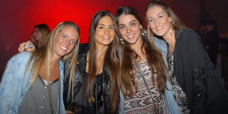 Simpáticas, sonrientes y muy divertidas. Así llegaron estas cuatro amigas a la fiesta. Foto: Gentileza Cristian Carletti