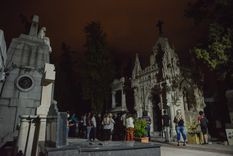 La arquitectura funeraria de Mendoza cobra una dimensión mística bajo la iluminación nocturna.