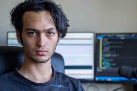 Abdelrhman Badr se quemó los dedos al tocar un componente de la computadora que se había recalentado.
