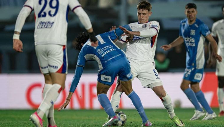 Ignacio Perruzzi, volante central de San Lorenzo, disputa un balón dividido con Gabriel Alanís, mediocampista de Estudiantes de Río Cuarto.&nbsp;