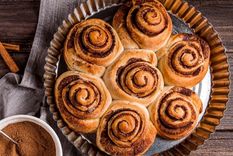 Admira estos exquisitos rollos de canela y chocolate ¡nadie se puede resistir a este sabor!