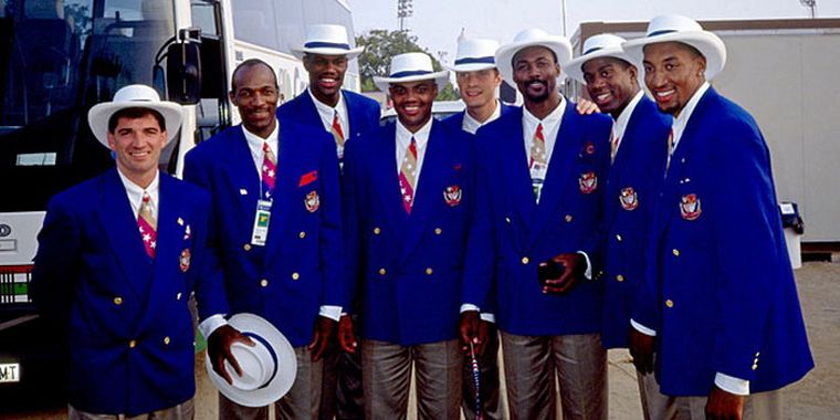 El Dream Team y su uniforme de gala en Barcelona 92. Foto: Publicado por sportsillustrated.cnn.com