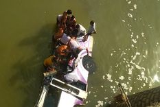 Rescatistas buscan sobrevivientes en un autobús que se cayó a un río en el noroeste de la India el 26 de febrero de 2020.
