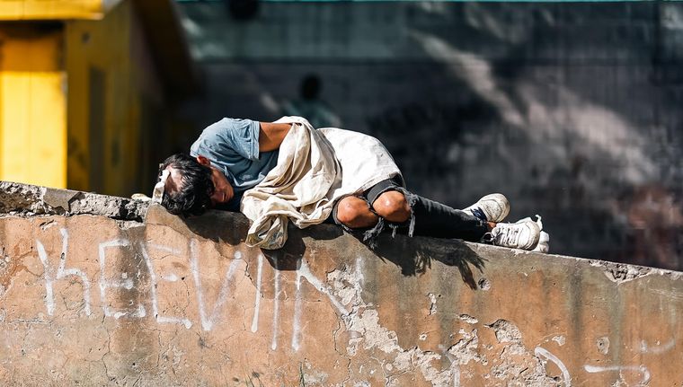 Un dato que duele: la pobreza finalizó el 2023 en 41,7% Foto: EFE